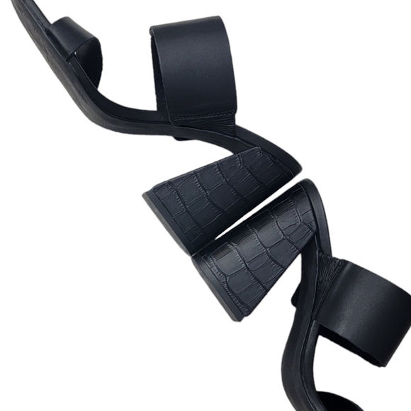 Steve Madden woman's size 7M in excellent condition. Leather upper. - Picture 12 of 16